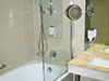 Ванная комната двухместного номера Executive Deluxe отеля Austria Trend**** в Братиславе